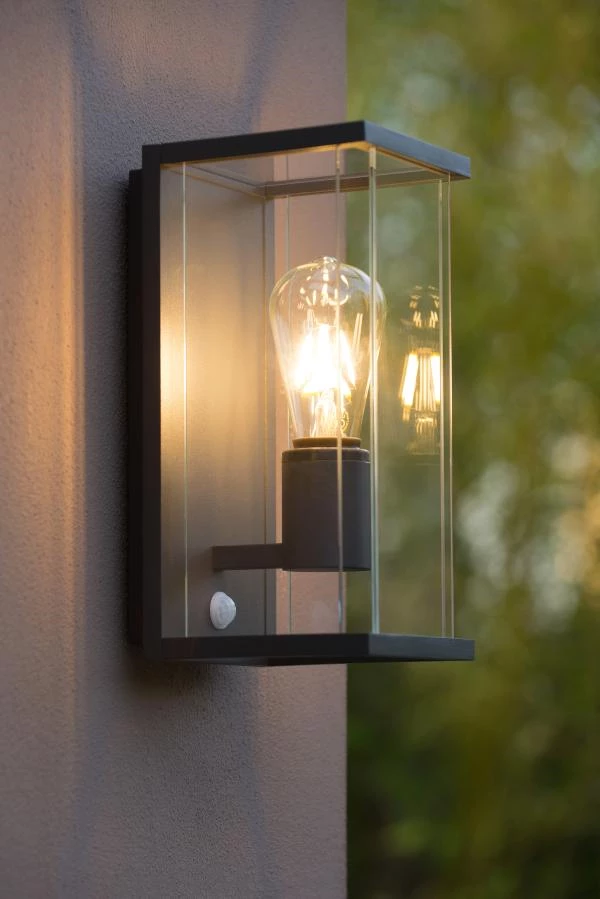 Lucide CLAIRE - Wall light Indoor/Outdoor - 1xE27 - IP54 - Motion Sensor - Anthracite - ambiance 1